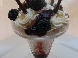 Receta Copa de helado de yogur con salsa de moras y nata