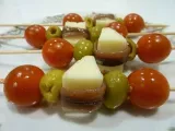 Receta Brocheta de anchoa y queso con tomates cherry y aceitunas
