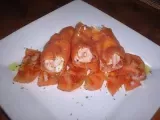 Receta Cucuruchos de salmón ahumado en camita de tomate.