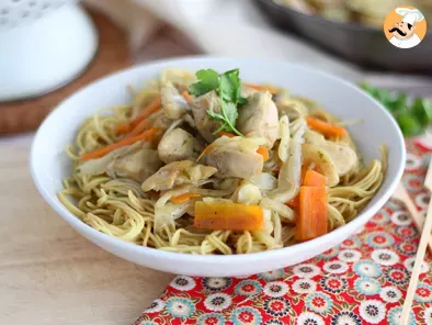 Chow mein, noodles chinos con pollo y verduras
