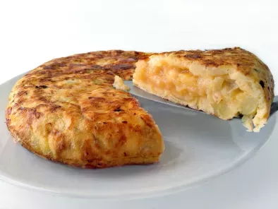 Tortilla de patatas con queso de cabra y cebolla caramelizada