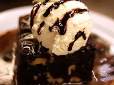 Receta Brownie con helado y salsa de chocolate