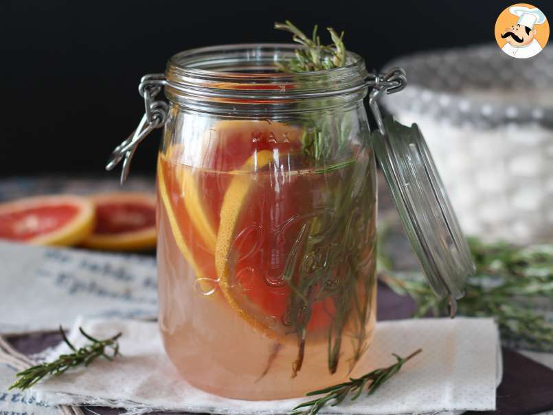 Agua aromatizada casera con pomelo y romero - foto 4