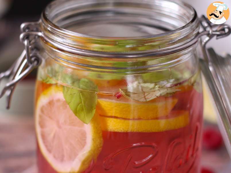 Agua aromatizada casera con sabor a limón, albahaca y frambuesa - foto 4