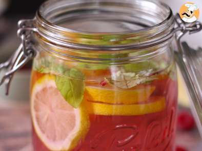 Agua aromatizada casera con sabor a limón, albahaca y frambuesa - foto 4