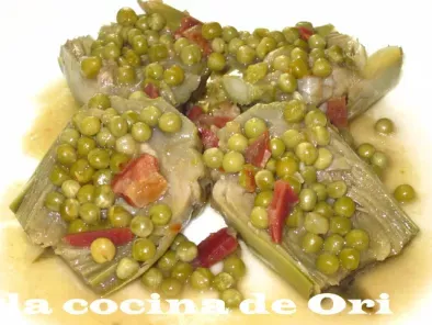 Alcachofas con guisantes y jamón