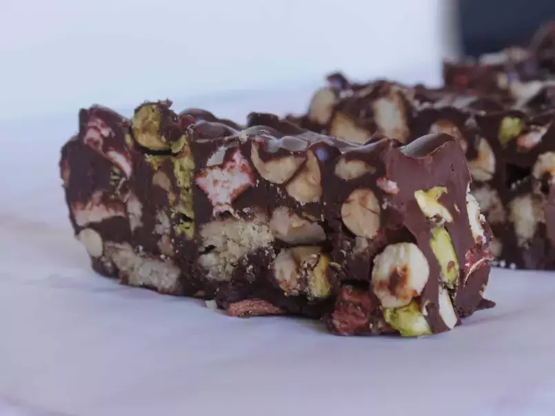 Barritas de chocolate crujiente con malvaviscos, avellanas y pistachos - foto 2