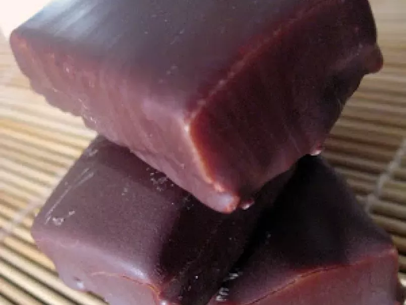 Barritas de galleta y caramelo bañadas en chocolate