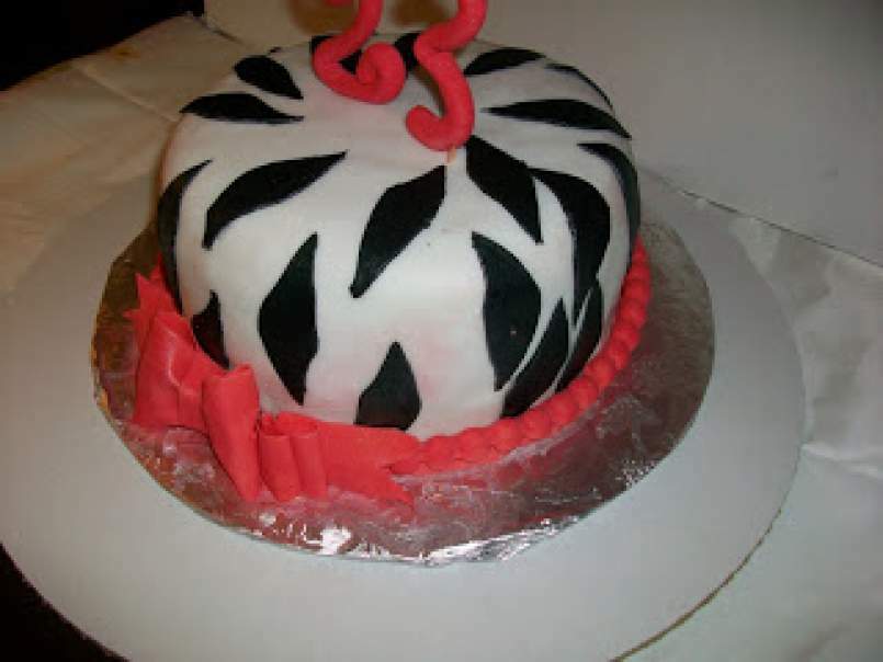 Bizcocho Zebra en pasta laminada de gelatina y decoraciones en pasta de goma. - foto 2