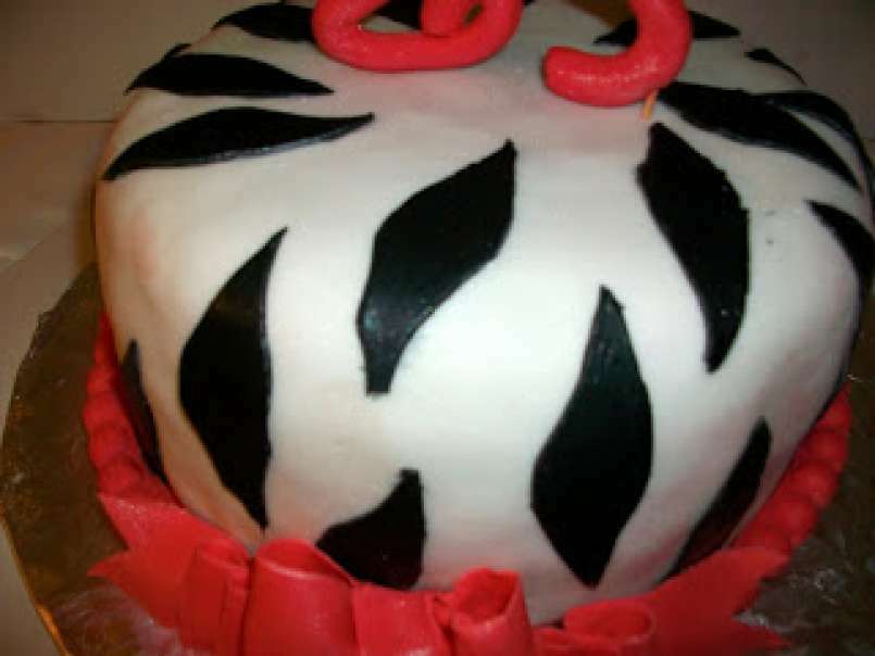 Bizcocho Zebra en pasta laminada de gelatina y decoraciones en pasta de goma. - foto 4