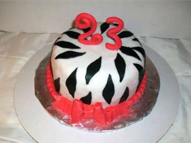 Bizcocho Zebra en pasta laminada de gelatina y decoraciones en pasta de goma.