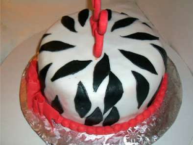 Bizcocho Zebra en pasta laminada de gelatina y decoraciones en pasta de goma. - foto 3