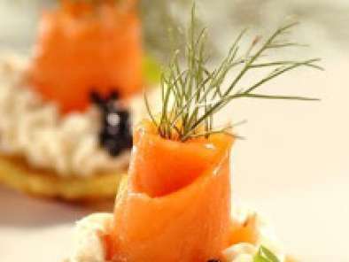 Blinis de salmón ahumado o caviar