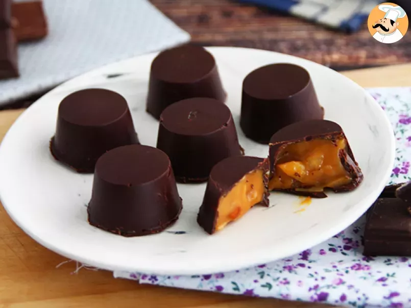 Bombones de chocolate negro con caramelo y almendras