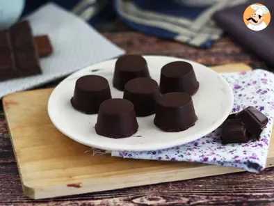 Bombones de chocolate negro con caramelo y almendras - foto 3
