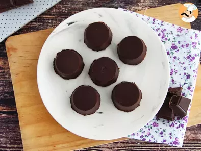 Bombones de chocolate negro con caramelo y almendras - foto 4
