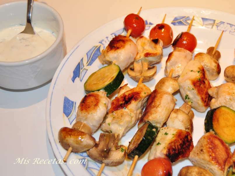 Brochetas de pollo y verduras con salsa de yogurt - foto 2