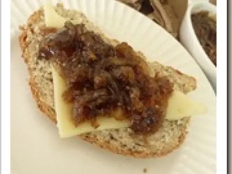 Bruschetta de queso suizo y cebolla caramelizada
