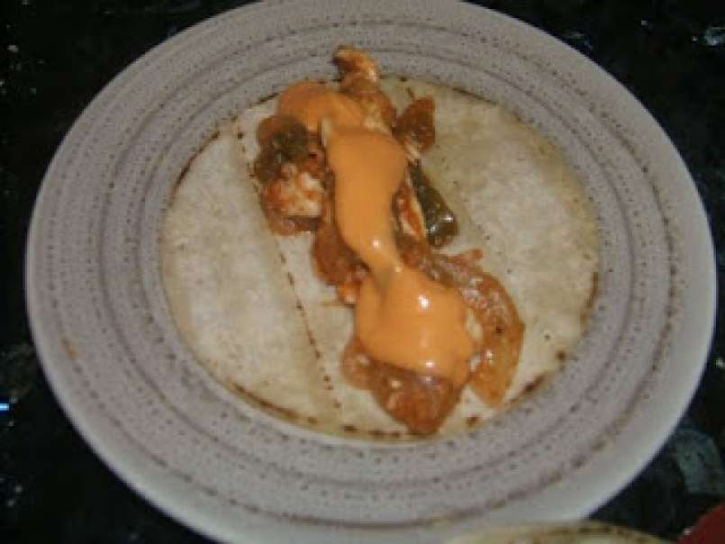 Burritos de pollo con guacamole y pico de gallo. - foto 2