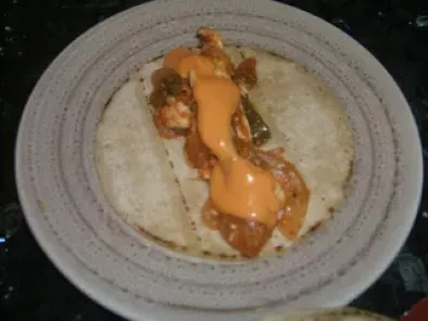Burritos de pollo con guacamole y pico de gallo. - foto 2