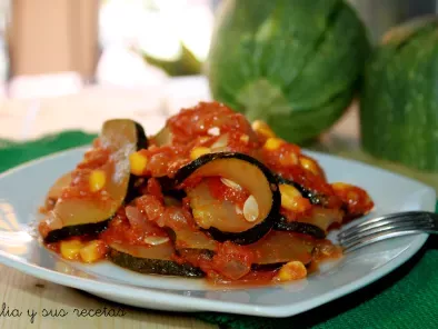 Calabacines con tomate y maiz