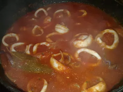 Calamares encebollados con tomate de mami