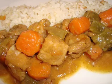 Carne de cerdo al curry con arroz frito