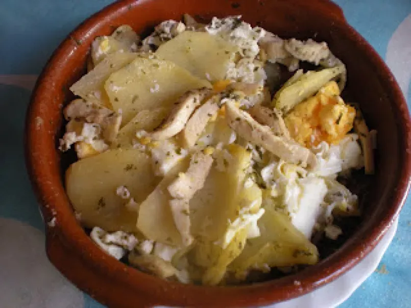 Cazuela de patatas al limón con pechuga de pollo y huevo rotos
