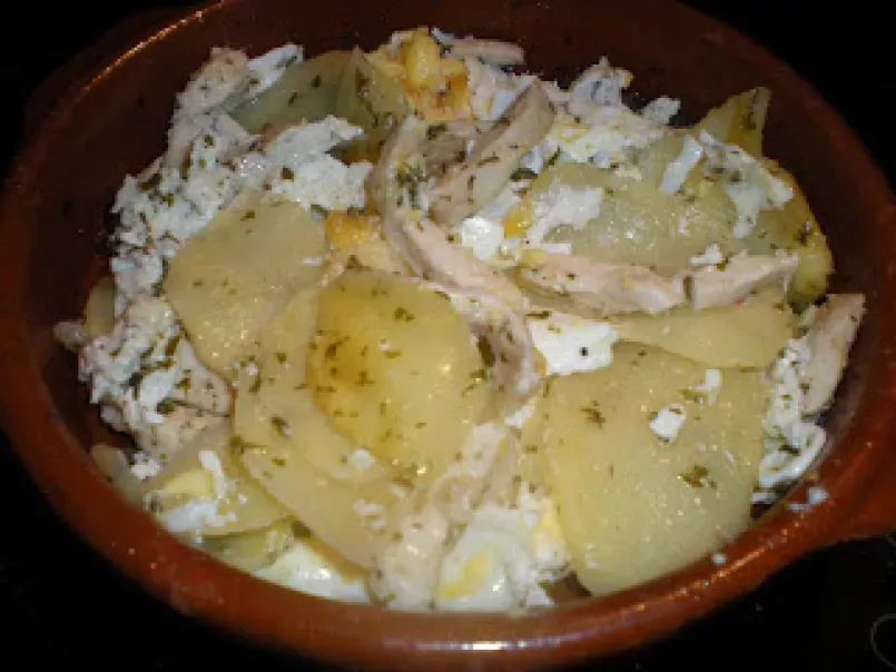 Cazuela de patatas al limón con pechuga de pollo y huevo rotos - foto 2