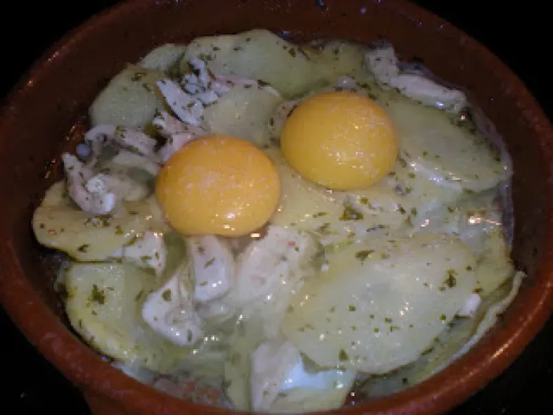Cazuela de patatas al limón con pechuga de pollo y huevo rotos - foto 4