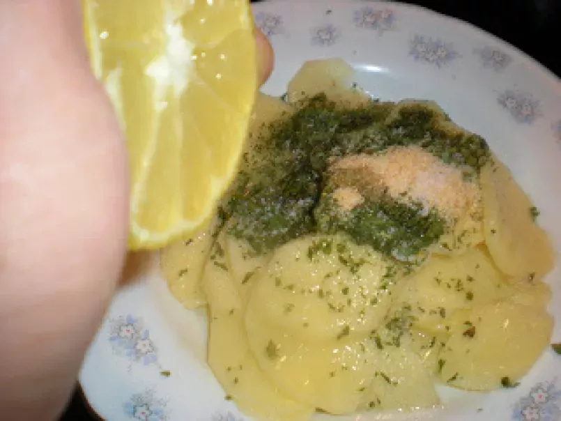 Cazuela de patatas al limón con pechuga de pollo y huevo rotos - foto 7