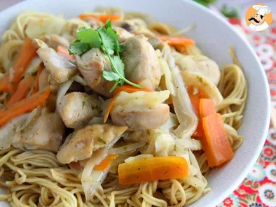 Chow mein, noodles chinos con pollo y verduras - foto 2