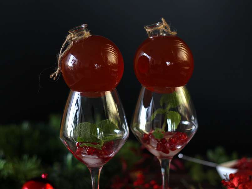 Cóctel festivo, Spritz servido en una bola de Navidad - foto 4