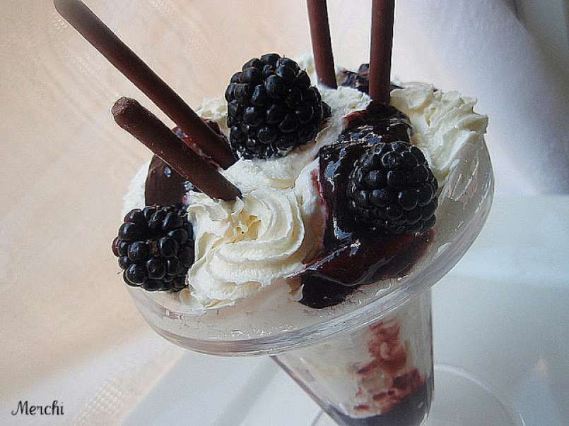 Copa de helado de yogur con salsa de moras y nata - foto 2