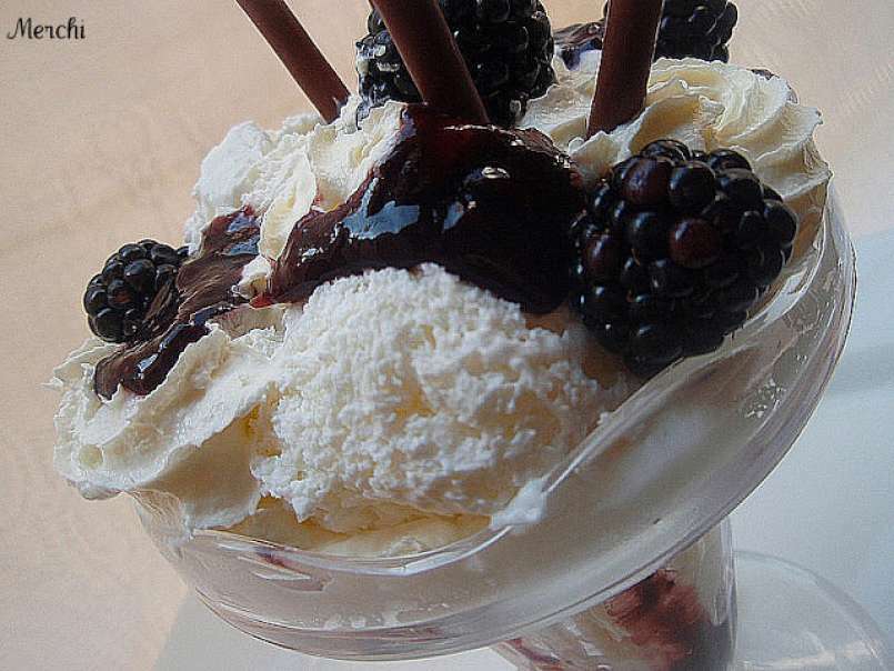 Copa de helado de yogur con salsa de moras y nata - foto 4