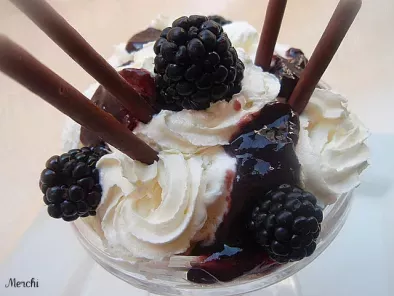 Copa de helado de yogur con salsa de moras y nata - foto 3