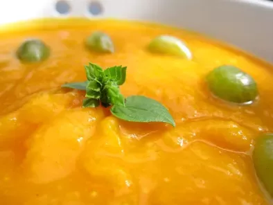 Crema de calabaza al curry con guarnición de uvas