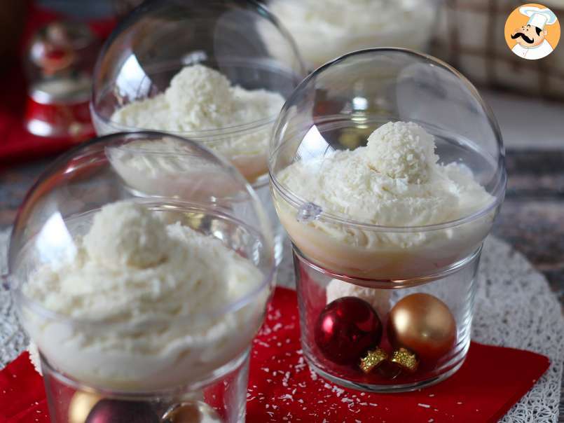 Crema Raffaello en vasitos, un postre mágico, sin hornear, servido en una bola de Navidad - foto 3