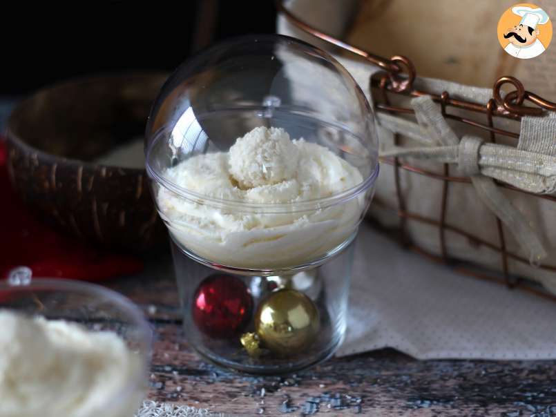 Crema Raffaello en vasitos, un postre mágico, sin hornear, servido en una bola de Navidad - foto 6