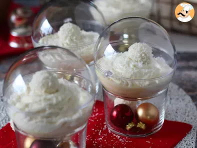 Crema Raffaello en vasitos, un postre mágico, sin hornear, servido en una bola de Navidad - foto 3