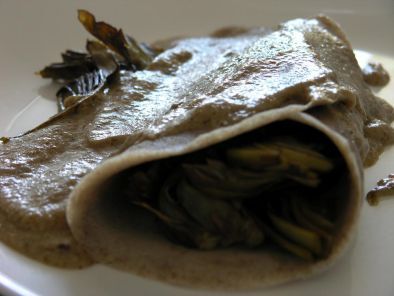 Crepes de trigo sarraceno con alcachofas y crema de setas