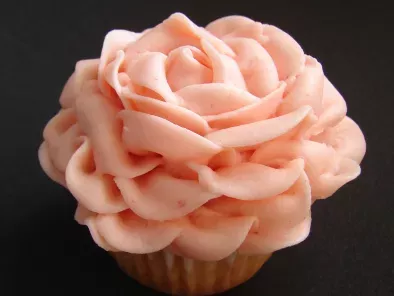 Cupcake decorado con rosa en buttercream de fresa