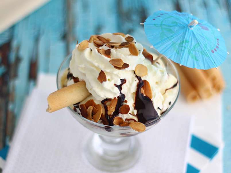 Dama blanca, helado de vainilla con chocolate y nata - foto 2