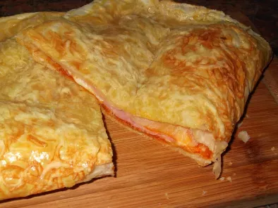 Empanada de jamon y queso con sobrasada