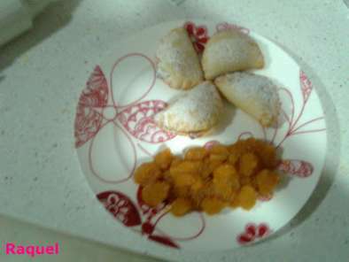 Empanadillas y canoli rellenos de crema de batata con naranja