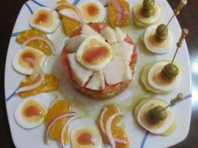 Ensalada con naranjas, bacalao y huevos cuadrados