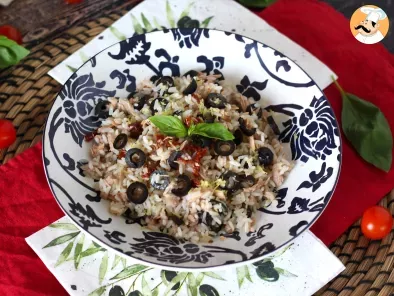Ensalada de arroz mediterránea con atún, aceitunas, tomates secos y limón - foto 2