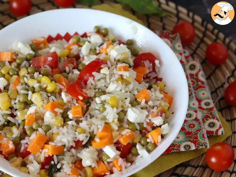 Ensalada de arroz vegetariana: maíz, queso feta, zanahorias, guisantes, tomate y menta