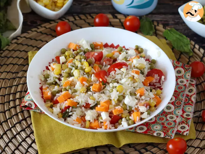 Ensalada de arroz vegetariana: maíz, queso feta, zanahorias, guisantes, tomate y menta - foto 3