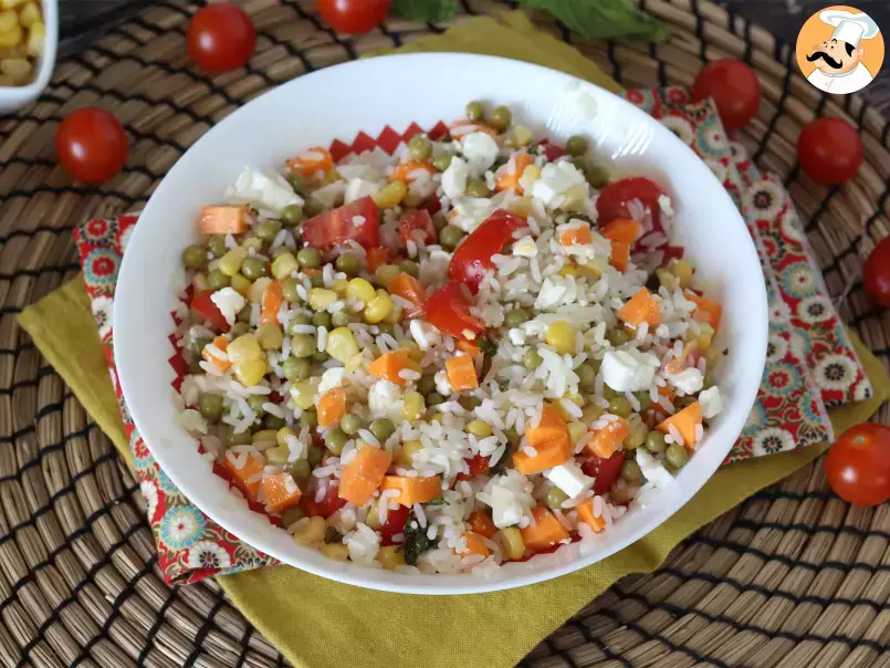 Ensalada de arroz vegetariana: maíz, queso feta, zanahorias, guisantes, tomate y menta - foto 4